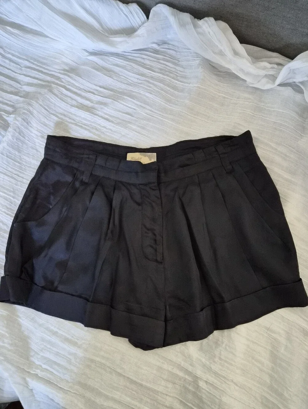 Elizabeth and James Black Pleated Cuffed Satin Shorts Women's Size S - Picture 14 of 14